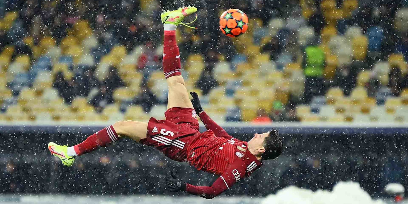 Bicycle kick! Lewandowski scores a wonder goal to set new record
